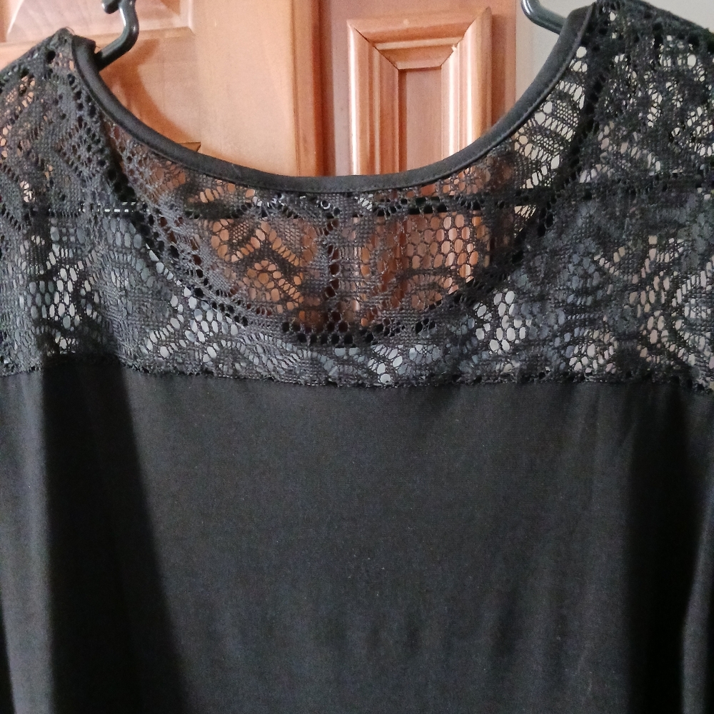 Carol Rose Black and White Floral Blouse - Picture 4 of 9